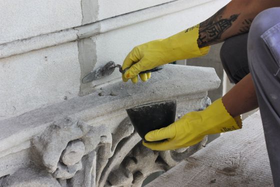 Details an der Fassade werden ausgebessert.