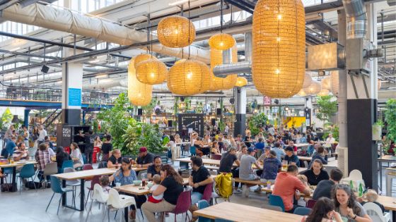 Viele Menschen beim Essen in einer Foodhalle