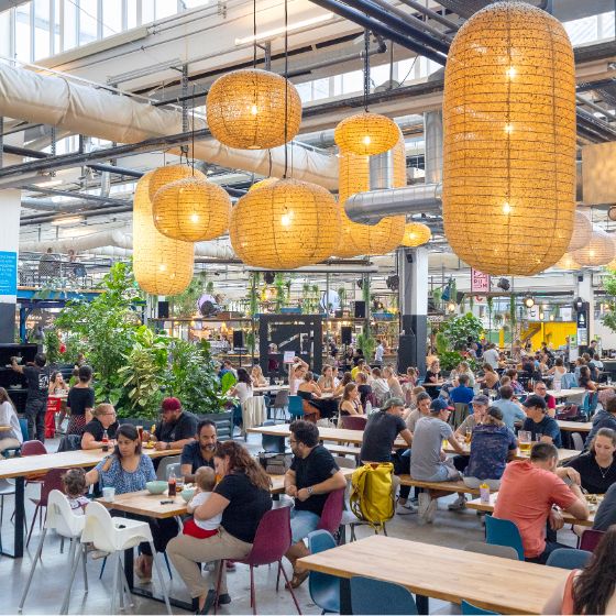 Viele Menschen beim Essen in einer Foodhalle