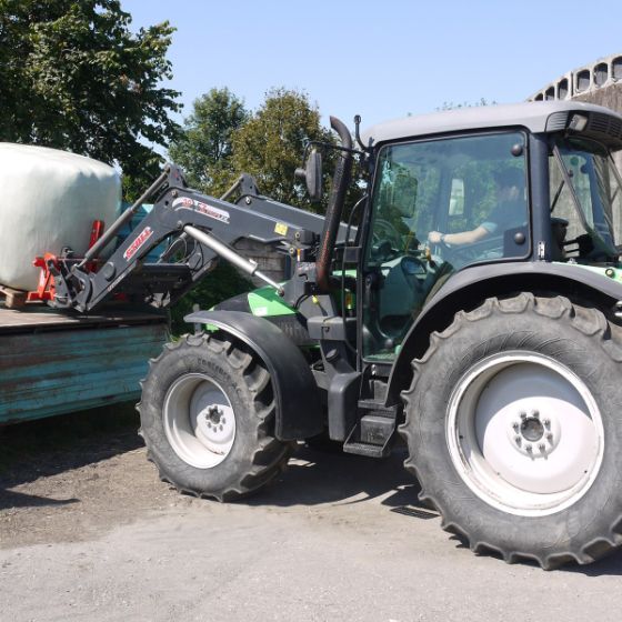 lernender-auf-traktor