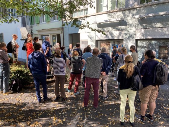 Gruppe vor der Neugasse 17, vor dem Einlass