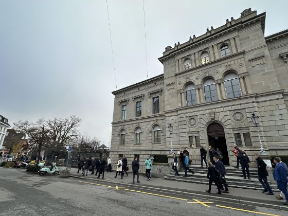 Kantonsratsmitglieder verlassen während der Evakuierungsübung das Zuger Regierungsgebäude
