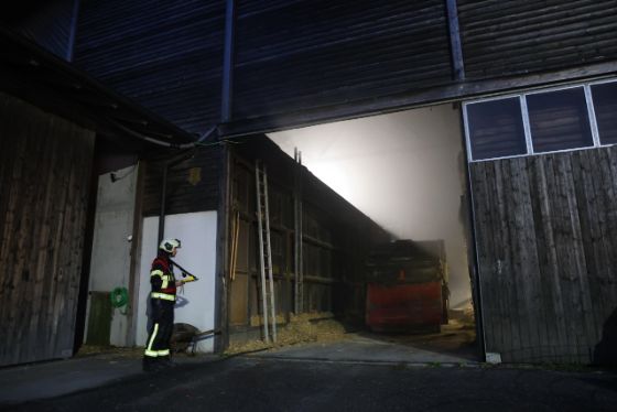Flammen und Rauch in einem Kuhstall