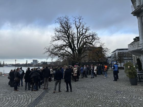 Evakuierte Personen auf dem Sammelplatz beim Zuger Landsgemeindeplatz