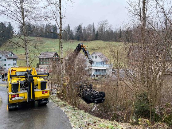 Auto landet im Bachbett