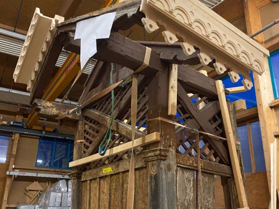 Bild 6: Die Sanierung der Trinkhalle des Instituts Montana auf dem Zugerberg bot für die Zimmerleute besondere Herausforderungen. Stück für Stück wurde sie auseinandergenommen, restauriert und wieder zusammengebaut. Dabei wurden morsche Stücke originalgetreu rekonstruiert. Foto Jakob Windlin