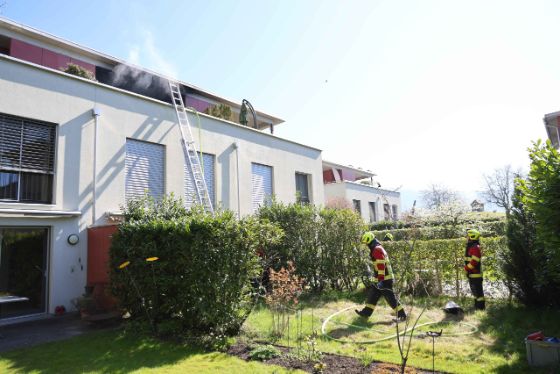Flammen und Rauch in Wohnquartier