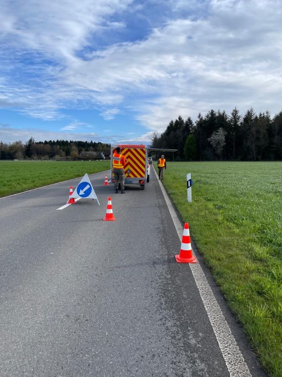 Zivilschützer beim Einrichten eines Warteraums auf einer Strasse