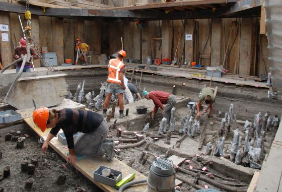 Auf der Grabung Rietmann, mehrere Archäologen beim Graben