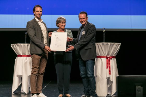Statthalterin Silvia Thalmann-​Gut mit den Gewinnern der Firma isenzio AG
