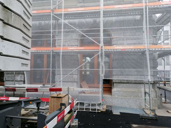 Die Postgebäude während der Baustelle