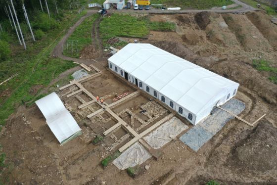 Cham, Äbnetwald. Drohnenaufnahme des Grabungsgeländes mit dem Grabungszelt und den freigelegten römischen Mauern. Amt für Denkmalpflege und Archäologie Zug (David Jecker)