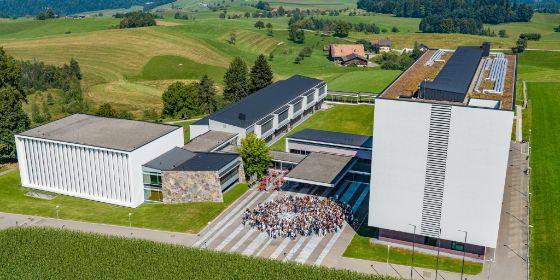 Drohne schräg mit Landschaft
