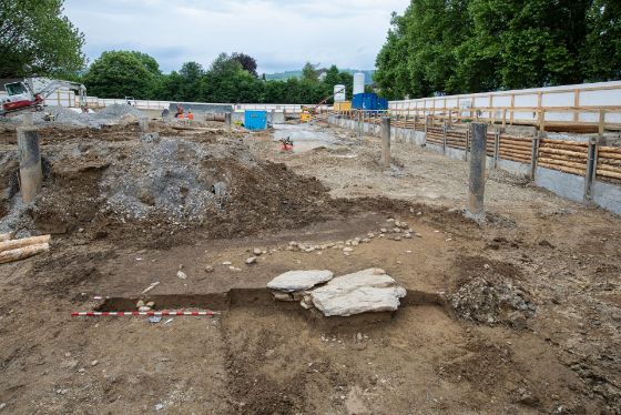 Übersicht, Steinplatte und Grab