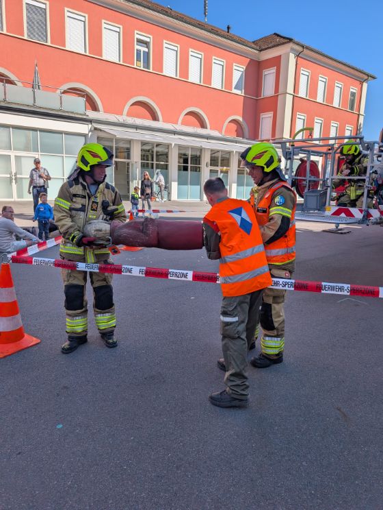 Evakuiertes Kulturgut wird an der Übergabestelle von der Feuerwehr an den Zivilschutz übergeben