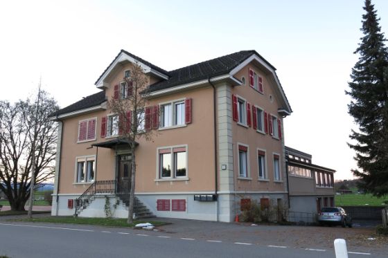 Ansicht der Frontfassade des Schulhausees Niederwil