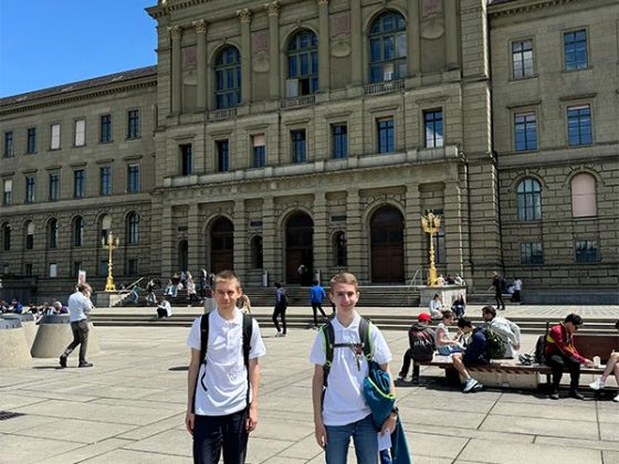 Renner Louis und Raphael Gwerder vor der ETH