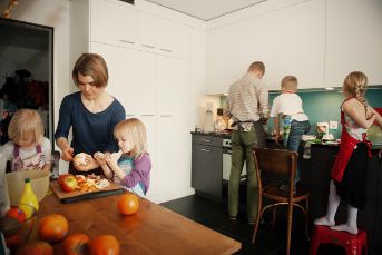 Gemeinsames kochen einer Familie mit vier Kindern.