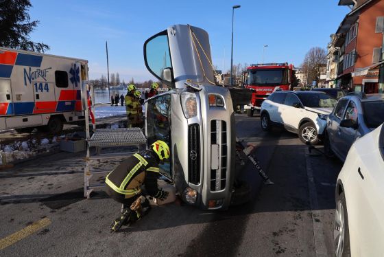 Auto nach Selbstunfall umgekippt