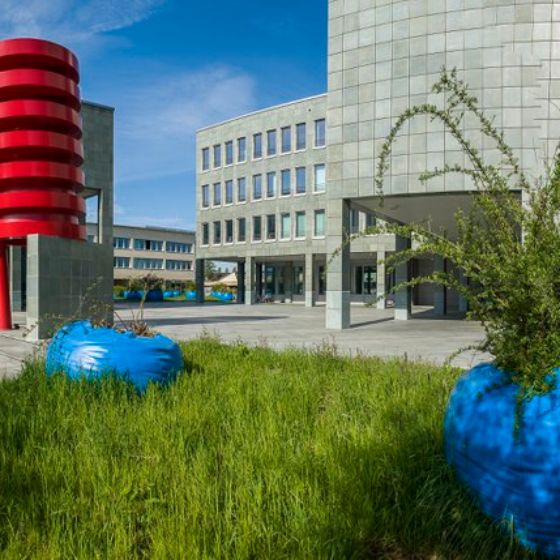 roter Legostein vor dem Verwaltungsgebäude
