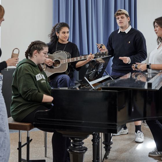 Eine Klasse beim Musizieren