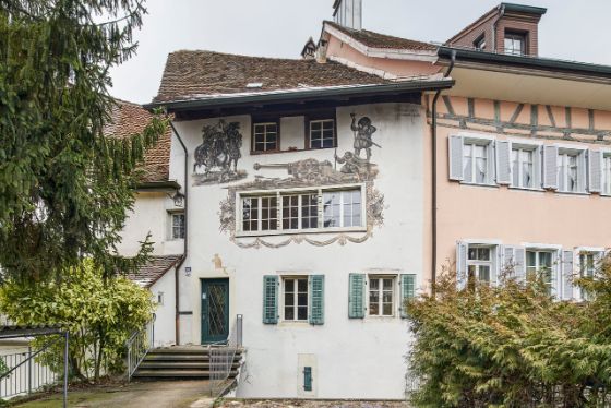 Die Kanone auf der Fassadenmalerei verlieh dem Haus am Rand der Inneren Altstadt seine aktuelle Bezeichnung. Vor der geplanten Sanierung ermöglichen die beteiligten Fachleute einen Blick hinter die Kulissen. Foto: Daniela Burkart, im Auftrag von Röösli Architekten AG, Zug