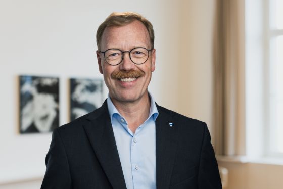Foto 3: Andreas Hostettler, Porträt quer, im Ratszimmer