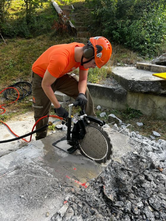 Zivilschützer arbeitet mit Ringsäge