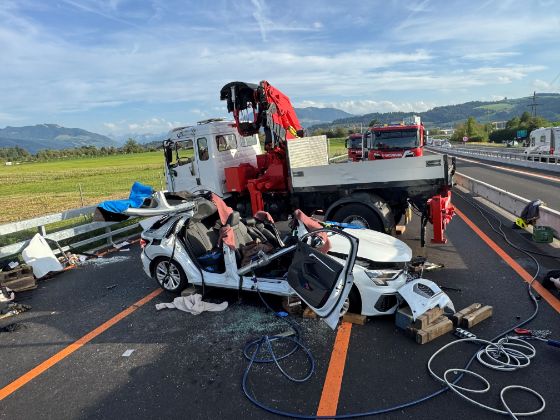 MM111_Huenenberg_Schwerer-Verkehrsunfall-auf-der-Autobahn-A4_Bild-3
