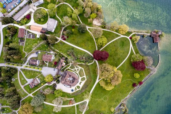 Ansicht des Schlossparks St. Andreas von oben mit dem Zugersee am rechten Rand
