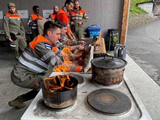 Zivilschützer bekämpfen kleine Brandherde