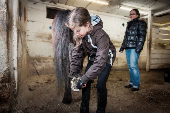 Mädchen in der Reitschule.