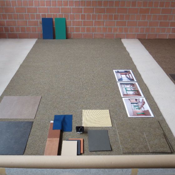Room in the Röhrliberg school building with different building materials laid out on the floor.