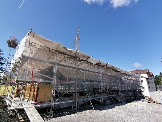 Trinkhalle während der Demontage unter Planen