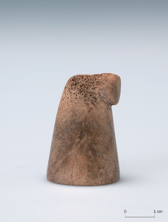 Schachfigur vor grauem Hintergrund