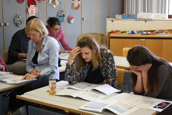 Vertieft in den Lehrplan 21: Chamer Lehrerinnen anlässlich des Kick-​Off
