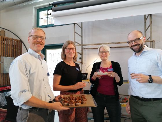 Gruppenfoto mit Andreas Hostettler, Karin Artho, Franziska Kaiser und Arno Grüter mit Häppchen