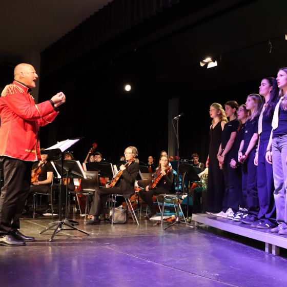 Marcus Tremmel dirigiert den Chor und das Orchester