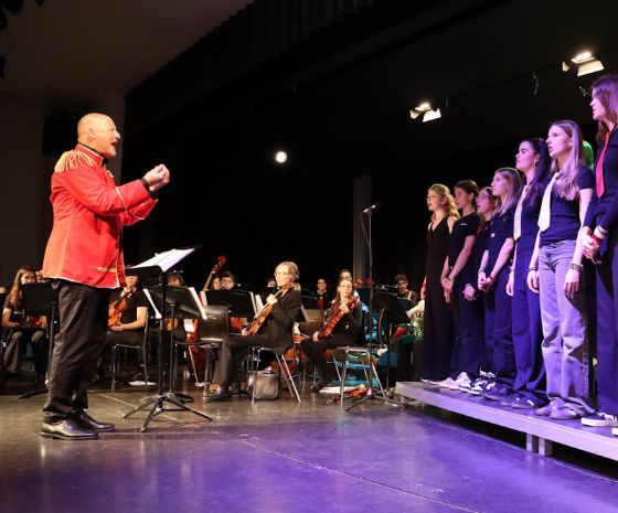 Marcus Tremmel dirigiert den Chor und das Orchester