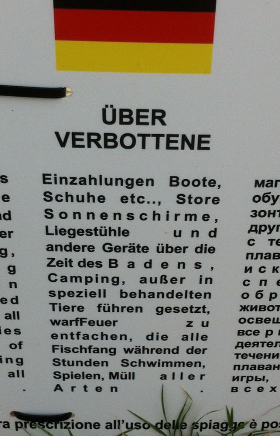 «Über Verbottene», Schild am Strand von Golfo Aranci