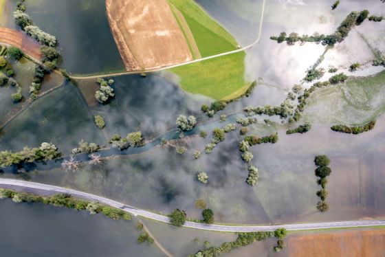 Luftbildaufnahme der überschwemmten Strassen und Felder in der Maschwander Allmend in Hünenberg am 17. Juli 2021