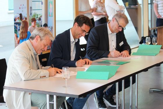 Die drei Rektoren beim Unterzeichnen der Charta am 22. Mai 2023 in Oberägeri: Erich Schönbächler (Unterägeri), Sébastien Bornand (Blonay-​St. Légier) und Roman Fässler (Oberägeri)