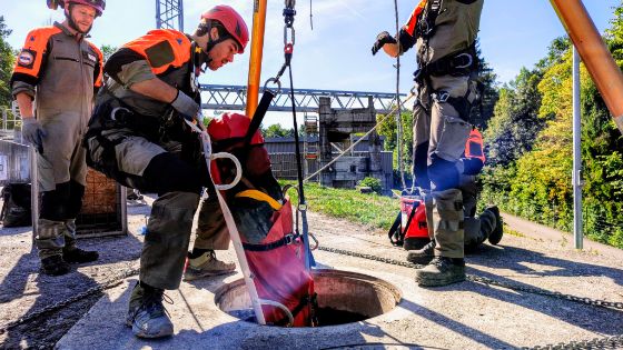 3-Bein Personenrettung mittels Rettungstrage