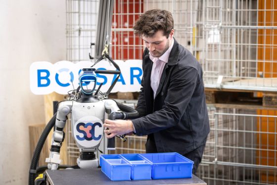 ETH-Student Jago Iranyi aus Steinhausen demonstriert einen für das Unternehmen Bossard entwickelten Roboter, der Schrauben aussortiert.