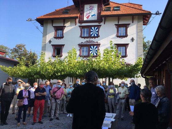 Publikum vor dem Wohnhaus