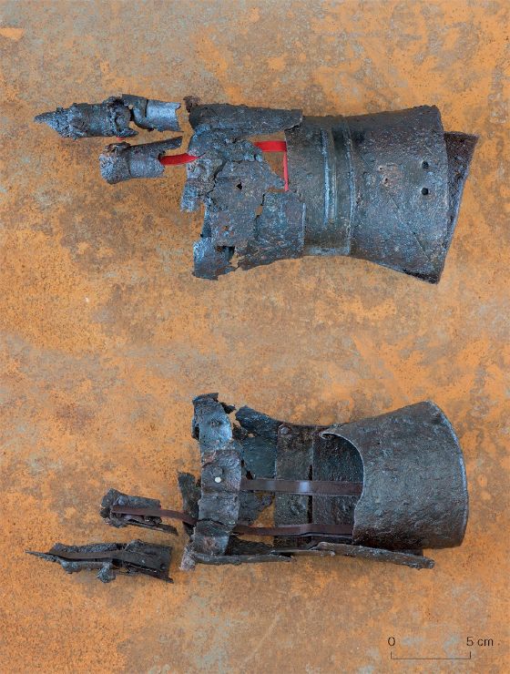 Zwei Panzerhandschuhe, nicht mehr ganz
