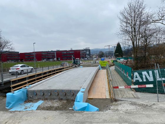 Die Arbeiten für den neuen Rad-/Gehweg auf der Schochenmühlestrasse in Baar schreiten zügig voran.