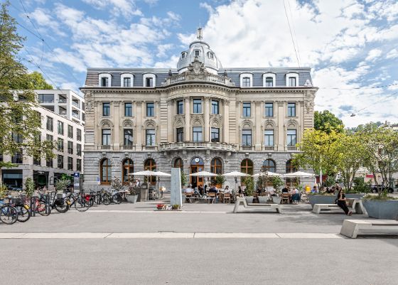 Gesamtansicht der Post von Westen mit Postplatz im Vordergrund