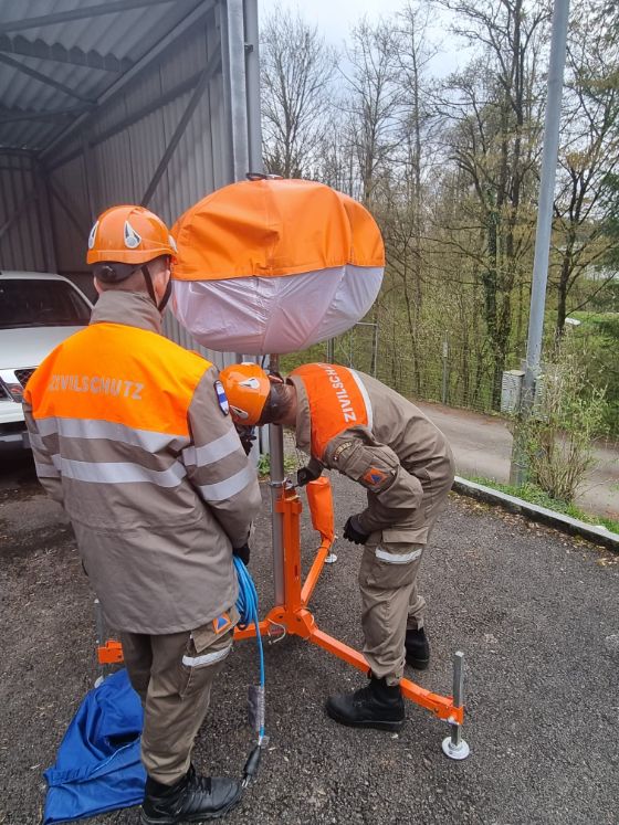 Zivilschützer beim Aufstellen von Beleuchtungselementen