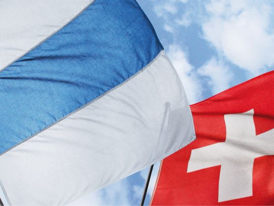 Zuger und Schweizer Fahne